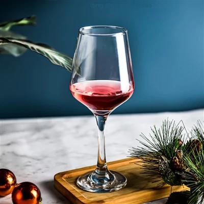 Uzoq poyali vino stakan